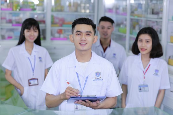 Trung cấp dược sĩ, chương trình đào tạo đang thu hút nhiều sinh viên đăng ký