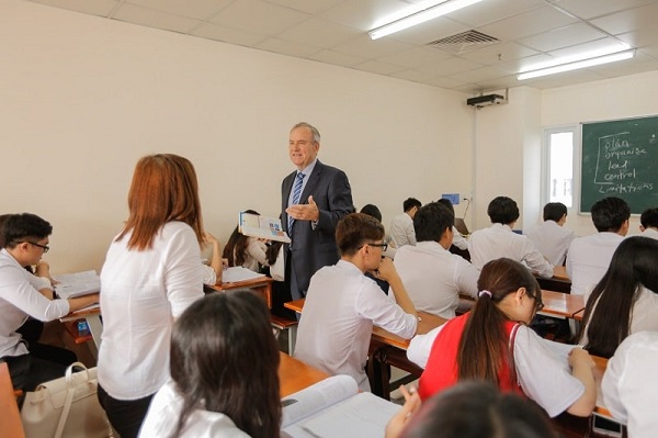 large cung tim hieu ve hinh thuc xet tuyen hoc ba nganh ngon ngu anh tai sic 1648690282