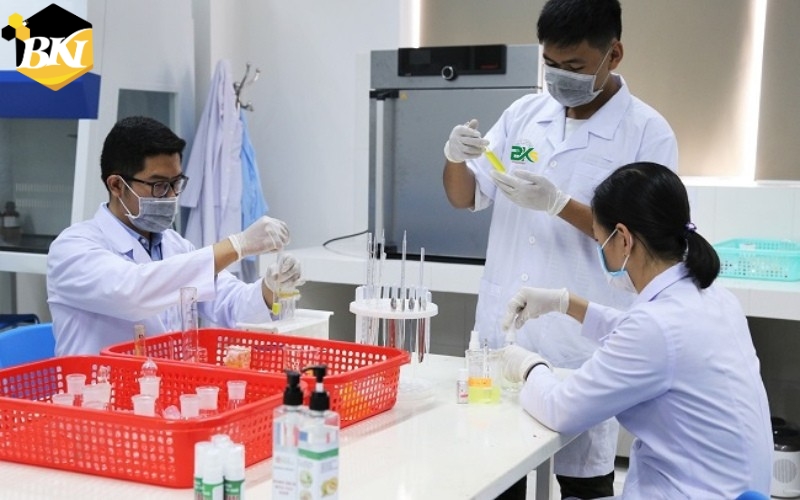 Khóa học Cao đẳng Dược Sĩ uy tín - chi phí rẻ - mới nhất 2025? 7 Chương trình đào tạo Cao đẳng Dược sĩ tại Trường Trung Cấp BKI