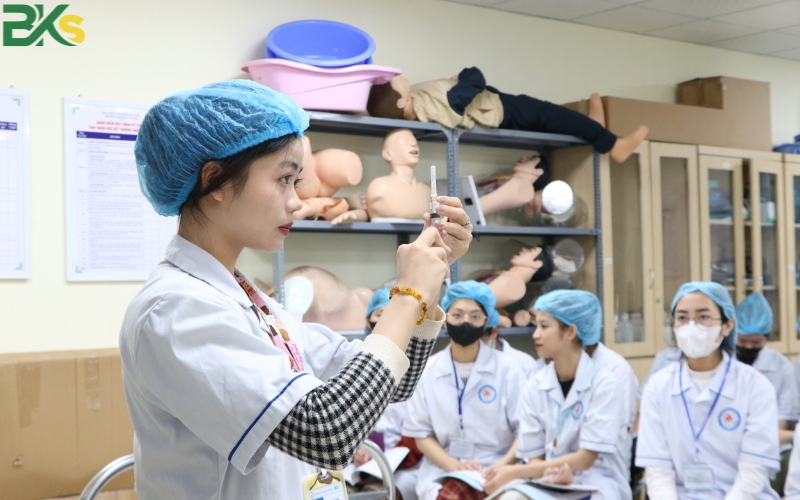 Có nên học Trung cấp Y sĩ đa khoa tại trường Bks không? 6 Chương trình học trung cấp y sĩ đa khoa gồm những gì?