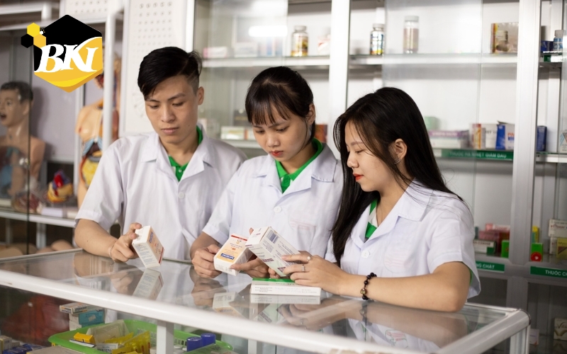 Tuyển sinh Văn bằng 2 Cao đẳng Dược mới nhất 6 Mức thu nhập và đãi ngộ khi có văn bằng 2 Cao đẳng Dược