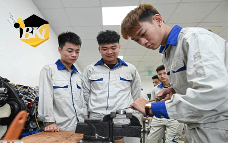 Chương trình đào tạo: Công nghệ ô tô chuẩn Bộ chuẩn 7 Thông tin tuyển sinh Công nghệ Ô tô