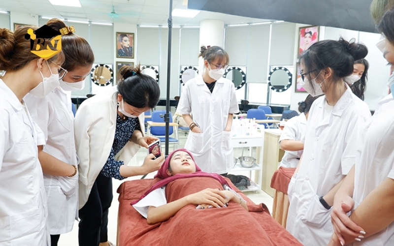 Học phí Trung cấp Chăm sóc sắc đẹp từ xa năm 2026 là bao nhiêu? 7 Cơ hội nghề nghiệp cho sinh viên Trung cấp chăm sóc sắc đẹp từ xa