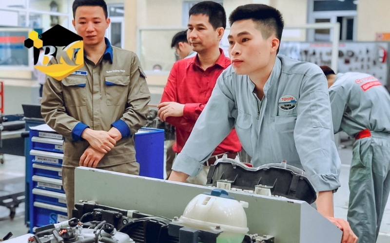 Điểm dự kiến năm 2026 Trung cấp công nghệ Ô tô chính quy: Cơ hội cho mọi đam mê