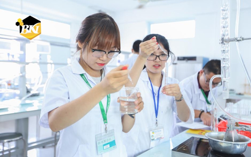 Lớp Cao đẳng Dược vừa học vừa làm cho người đi làm - Đào tạo linh hoạt 6 Tại sao nên chọn hệ Cao đẳng Dược vừa học vừa làm năm 2026?