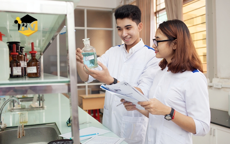 Lớp Cao đẳng Dược vừa học vừa làm cho người đi làm - Đào tạo linh hoạt 5 Tổng quan về Cao đẳng Dược 2026