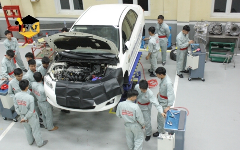 Trường đào tạo ngành Công nghệ Ô tô từ xa chi phí rẻ 6 Tiêu chuẩn để chọn trường đào tạo ngành Công nghệ Ô tô từ xa chuẩn chất lượng
