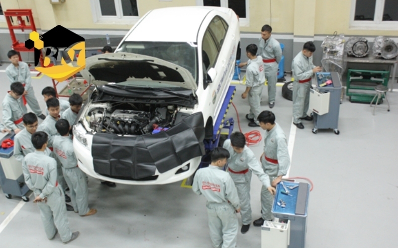 Đăng ký học Cao đẳng ngành Công nghệ Ô tô đơn giản – Lấy bằng nhanh 6 Bằng Cao đẳng ngành Công nghệ Ô tô và cơ hội mở Gara kinh doanh riêng