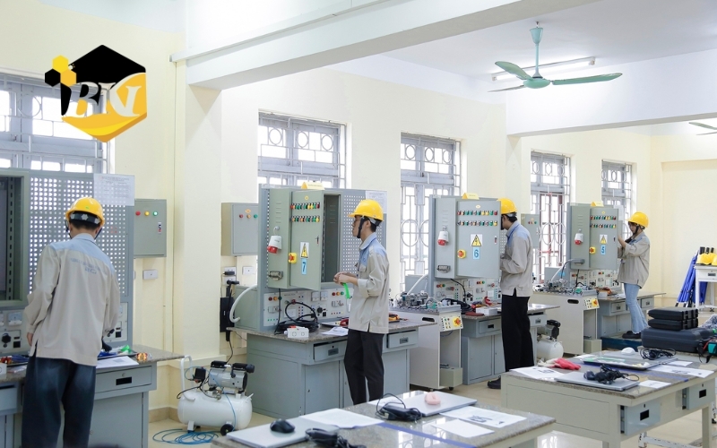 Lộ trình học ngành Điện Công nghiệp hệ từ xa – Linh hoạt và Thực tiễn