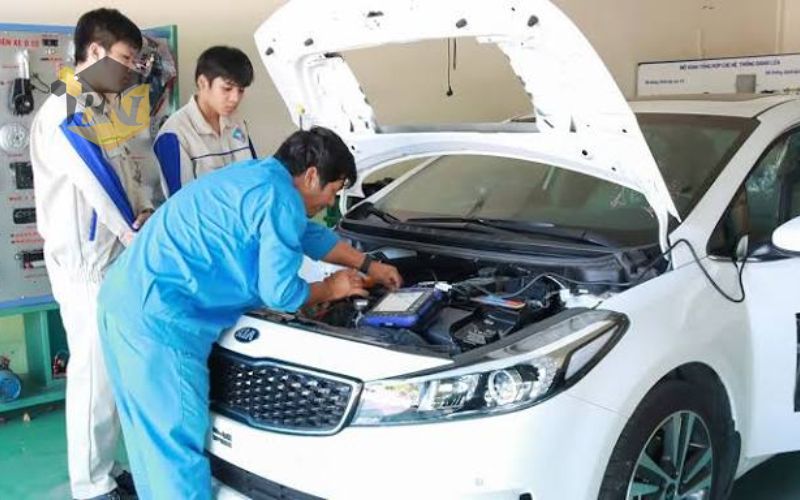 Học ngành Công nghệ Ô tô xin việc có dễ không? 6 Mức lương và lộ trình thăng tiến dành cho người học ngành Công nghệ Ô tô