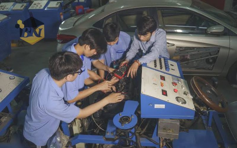 Học ngành Công nghệ Ô tô xin việc có dễ không? 5 Thực tế thị trường lao động khi học ngành Công nghệ Ô tô hiện nay