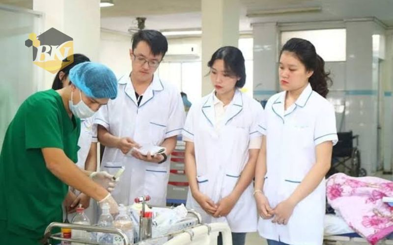 Lợi ích thực tế khi chọn liên thông Y sĩ đa khoa học cuối tuần