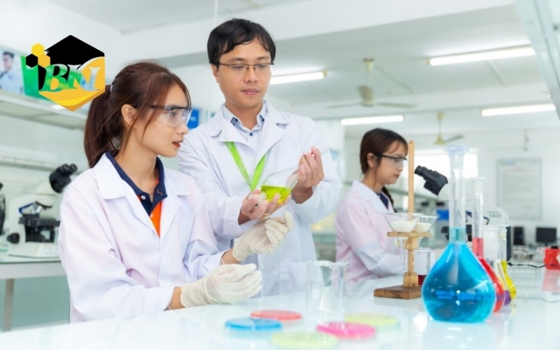 Trường Trung cấp ngành Dược xét học bạ - Đào tạo linh hoạt 6 Học Trung cấp Dược xét học bạ thực tế là học những gì?