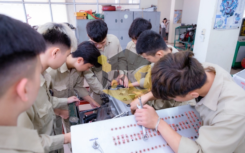 Đăng ký Học ngành Công nghệ Ô tô cuối tuần đơn giản 7 Nên chọn học ngành Công nghệ Ô tô cuối tuần ở đâu uy tín?