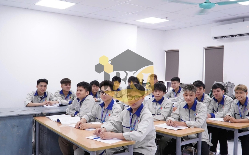 Đăng ký Học ngành Công nghệ Ô tô cuối tuần đơn giản 6 Chi phí học ngành Công nghệ Ô tô cuối tuần bao nhiêu tiền?