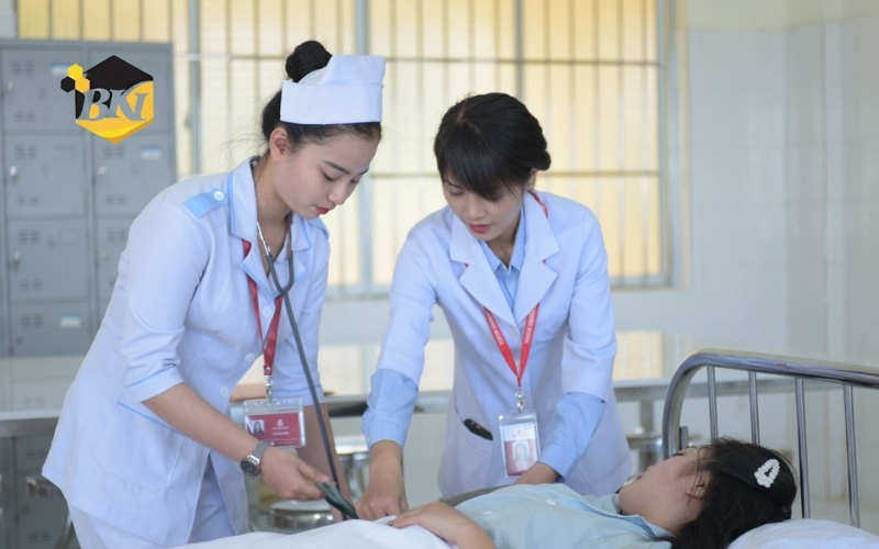 Học từ xa Cao đẳng ngành Điều dưỡng ra làm việc ở đâu? 5 Cơ hội việc làm rộng mở khi học từ xa Cao đẳng ngành điều dưỡng