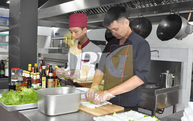 Lớp Trung cấp Nấu ăn Online cho người đi làm 7 Học Trung cấp Nấu ăn Online ra trường làm gì?
